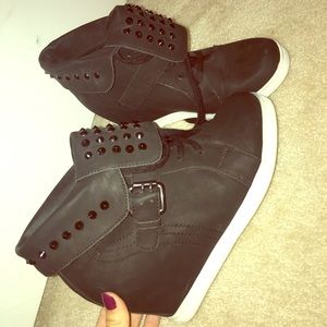 Lace up platform sneakers!
